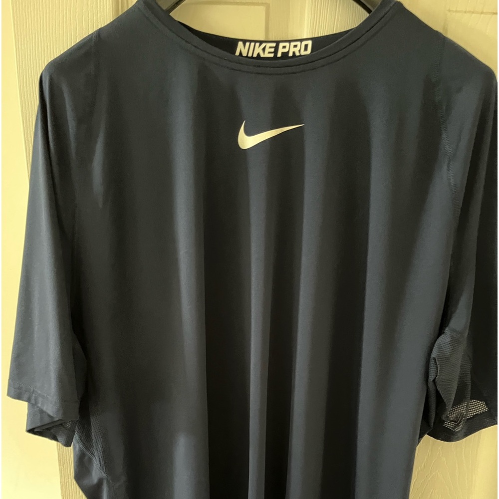 Nike Men’s Pro workout shirt in navy blue.